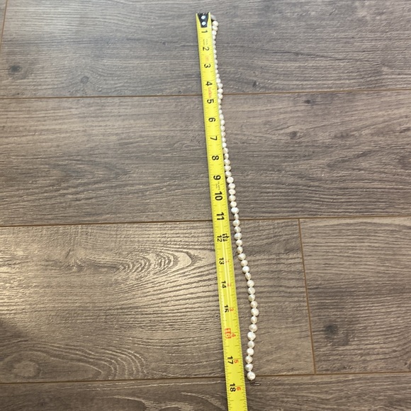 Faux pearl necklace - Picture 2 of 2